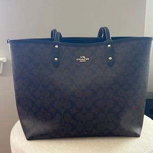 Coach City Tote in Signature Canvas
